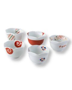 LOT DE 5 PETITS BOLS EN FAIENCE DE HASAMI AVEC PEINTURE ROUGE