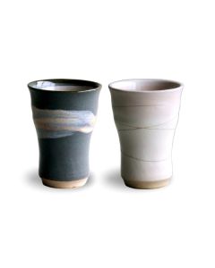 PAIRE DE TASSES À BIÈRE JAPONAISE EN FAIENCE MINO NOIRE ET BLANCHE