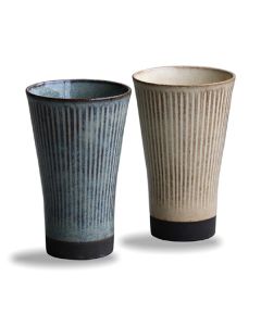 PAIRE DE TASSES EN TERRE SCULPTÉES DE STYLE JAPONAIS MODERNE